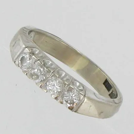 Ring med diamanter, totalt 0,48ctv (enligt gravyr) stl:18¼, vitguld ( stor flisa). 18K Vikt: 6,3 g