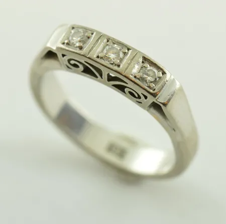 Ring, 3 diamanter ca 0,04ct styck, vitguld, stl 18, 18K Vikt: 6,5 g
