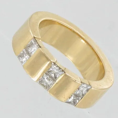 Ring med princesslipade diamanter ca 6x0,20ct stl:18¼, Guldbolaget i Bergkvara, (små jack i skenan).18K Vikt: 17,7 g