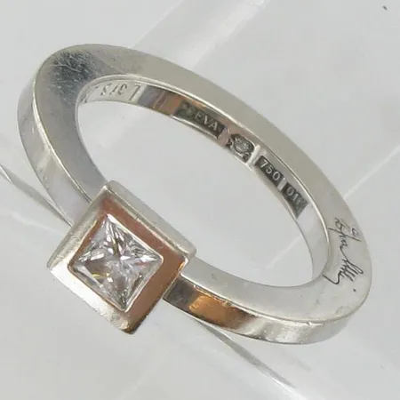 Ring vitguld, Efva Attling "Princess Wedding" (gravyr) med prinsesslipad diamant 0,35ct TW/Si, stl:16¾. 18K  Vikt: 6,7 g
