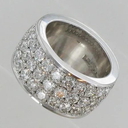 Ring vitguld med diamanter, ca 36x0,10ct  TW/VVS, stl ca 16¼, skenans bredd: 11mm, stämplad JML. 18K Vikt: 23,5 g