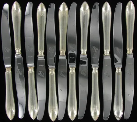 Tolv matknivar, modell: Svensk Spetsig, längd: ca 25cm, monogramgravyr, blad i stål, Hallbergs 1930-50tal. Silver Vikt: 836,1 g