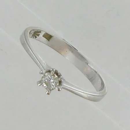 Ring vitguld med diamant 0,15ct (enligt gravyr) stl: 17½. 18K Vikt: 2,3 g