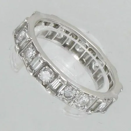Ring vitguld med diamanter ca 13x0,05ct, 12x0,025ct (baguetteslipade), stl:15½. 18K
 Vikt: 2,8 g