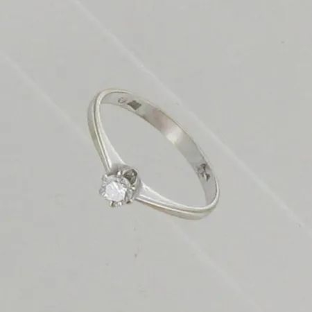 Ring vitguld med diamant, ca 0,15ct W/VS, stl: 16½, (en klo sliten). 18K Vikt: 1,5 g