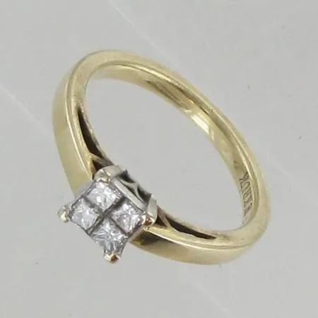 Ring med prinsesslipade diamanter, ca 4x0,16ct, "W.KRUK", stl: 16½. 14K Vikt: 3,2 g