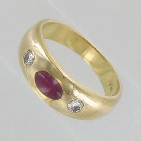 Ring med diamanter ca 2x0,05ct samt cabochonslipad rubin (repig), stl:15½, 14K Vikt: 4,5 g