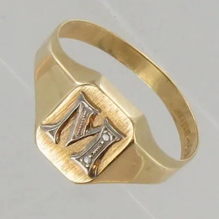 Klackring "M" vitguld/gulguld med diamanter ca 2x0,005ct (8/8-slipade), stl 20½. 18K  Vikt: 2,9 g