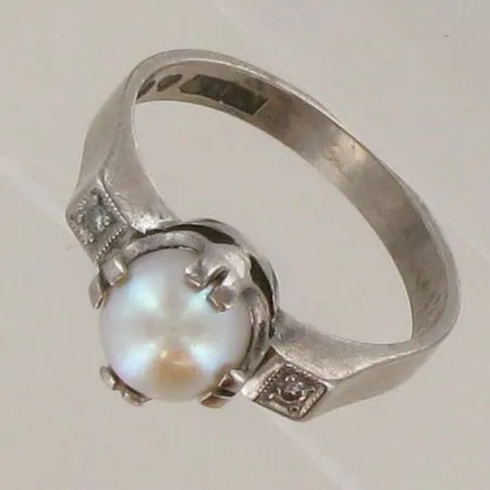 Ring vitguld med pärla Ø ca 6,8mm samt 8/8-slipade diamanter ca 2x0,01ct, stl:17¼, år 1969. 18K Vikt: 4,6 g