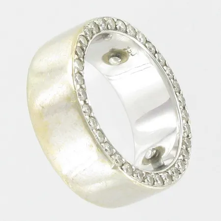 Ring, vitguld med diamanter 66xca0,015ct, Ø16¼, bredd 7mm, förminskningskulor, repig och naggad skena, i behov av omrodinering, 18K  Vikt: 15,3 g
