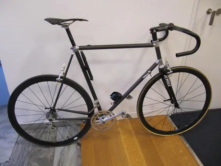 Kolfibercykel, med äldre ram, utbytta delar, saknar alla vajrar och kedja Vikt: 0 g Specialfrakt, kontakta pantbankskontoret för mer information.