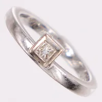 Ring, vitguld, med diamanter 1xca0,16ct prinssesslipad, samt 4xca0,01ct briljantslipade, Ø17¾, bredd 2-6mm, gravyr, repig, 18K  Vikt: 5,9 g