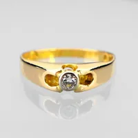 Ring, 18K guld, Diamant 0,07ct (enligt gravyr inuti skenan), Ø16,75 mm, bredd 2,0-4,6 mm, Trege Guldsmedsaktiebolag Göteborg  Vikt: 3,2 g