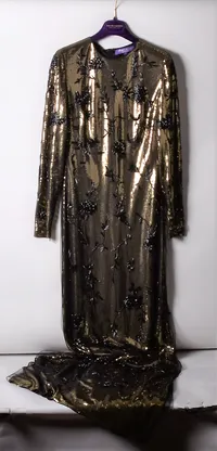 Aftonklänning Ralph Lauren Collection, hellång, stl 6, längd ca 168cm, paljettbotten med handbroderat blommönster, dragkedjor i ärmslut, med resegarderob. Vikt: 0 g Skickas med postpaket.