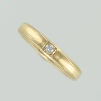 Ring med diamant ca 0,04ct, stl 16¾, bredd 3,5mm, gravyr, 18K Vikt: 4,3 g