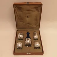 Kryddset, 5 delar, schatull, David Andersen &Co, Stockholm, år 1920, koboltblått glas, defekt gångjärn på senapsskål, en glasinsats saknas, skedar saknas, importstämpel, 830/1000 silver. Bruttovikt 425,9g Vikt: 425,9 g