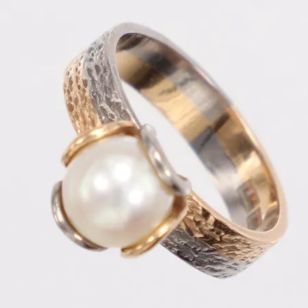 Ring, Ø17¼, pärla, bredd: 4-9mm, 18K  Vikt: 5,9 g