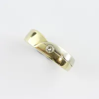 Ring med diamant ca 0,10ct,stl 18 mm, bredd  3,5 - 6,4 mm, 14k röd och vitguld Vikt: 7 g