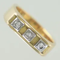 Ring, Ø 17¼, diamanter 3 x ca 0,05ct, bredd 5,3mm, gravyr, 18K Vikt: 8,2 g