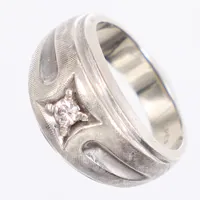 Ring, Ø16½, diamant 1 x ca 0,12ct, bredd: 5-10mm, vitguld, 14K  Vikt: 7,2 g