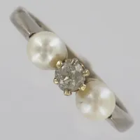 Ring med pärlor och diamant 1 x ca 0,23ct, stl: 19, vitguld, 18K  Vikt: 4,7 g