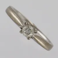 Ring med diamant 1 x ca 0,20ct, stl: 16, vitguld, GHA, 18K  Vikt: 4,1 g
