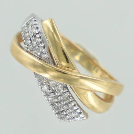 Ring gulguld med diamanter infattad i vitguld ca 15x0,007ct ca 0,10ctv enligt gravyr, stl 15, bredd ca 9mm, Guldfynd 18K  Vikt: 3,7 g