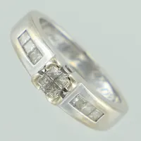 Ring vitguld med princesslipade diamanter ca 10x0,02vt, stl 16, bredd ca 4,7mm, (gravyr, bör rodieras om), Guldfynd 18K Vikt: 4,9 g