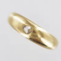 Ring med droppformad rosenslipad diamant, längd 3,2mm, bredd 2,4mm, stl: 17¾, tillverkad av Axel Bergman Handelsaktiebolag, Stockholm 1958, 18K guld Vikt: 7,5 g