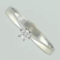 Enstenring vitguld med diamant ca 1x0,10ct enligt gravyr, stl 18¼, (bör rodieras om), 18K  Vikt: 2,4 g