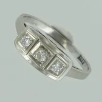Ring vitguld med diamanter ca 3x0,04-0,05ct, stl 16¾, bredd 6mm, 18K Vikt: 3,2 g