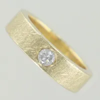 Ring, Ø 16¾, diamant ca 0,20ct, mönstrat yta, bredd 5,4mm, hack, repor, 14K Vikt: 8,5 g