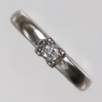 Ring, Ø17¼, diamant 0,15ct, bredd:3,5mm, gravyr, Schalins, vitguld, 18K. Vikt: 6,2 g