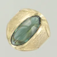 Klackring, Ø 15½, grön sten, bredd 4,3 - 18,5mm, sten med mindre nagg och något lös i fattning, 18K Vikt: 4,6 g