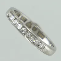 Ring vitguld med diamanter ca 9x0,02ct totalt 0,18 ctv enligt gravyr, stl 16½, bredd 3mm, 18K Vikt: 2,9 g