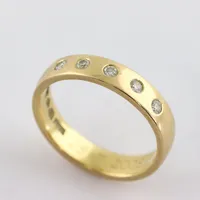 Ring med diamanter 5st totalt 0,15 ct enligt inskription, stl 16¼ mm, bredd ca 3,9 mm, PCHFB Production AB Bergkvara, 18k Vikt: 4,1 g