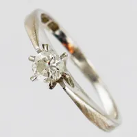 Ring, diamant enligt gravyr: 0,29ct, stl 17¾, bredd ca 2,0mm, vitguld, 18K Vikt: 3,1 g