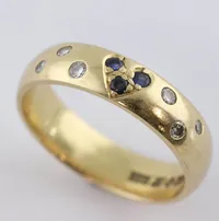 Ring med 3st safirer totalt 0,09ct och 6st diamanter totalt 0,12 enligt inskription, stl 16½mm, bredd ca 4,7 mm, PCHFB Production AB Bergkvara, 18k Vikt: 4,4 g