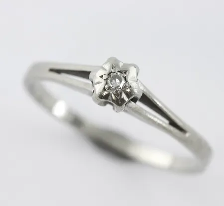 Ring med diamant ca 0,02ct, stl 16 mm, bredd ca 1,3-4 mm, 18k vitguld Vikt: 1,6 g