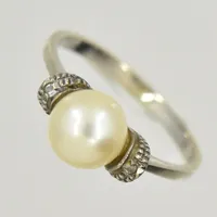 Ring med vit oäkta pärla, stl 17¼, vitguld, 18K. Vikt: 2,7 g