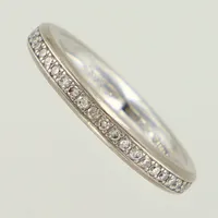 Ring, helallians med diamanter ca 46x0,01ct, totalt 0,45ct enligt gravyr, stl 16, bredd ca 3mm, vitguld. 18K  Vikt: 5,7 g