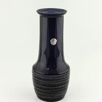 Vas glas med utanpå liggande dekor, Sea Glasbruk Kosta, höjd ca 20 cm Vikt: 330 g Specialfrakt 99kr inom Sverige, kontakta pantbankskontoret för mer information.