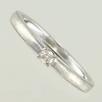 Ring vitguld med diamant, ca 0,10ct enligt gravyr, stl 19¼, bredd 2-3mm, repig, Guldfynd. 18K Vikt: 3,7 g