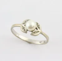 Ring med pärla Ø ca 5mm och små diamanter 4st, stl 17 mm, bredd ca 1,9-6,9 mm, 18k vitguld Vikt: 2 g