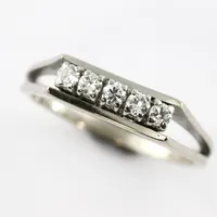 Ring med diamanter ca 5x0,04ct, stl 17 mm, bredd ca 1,6-4,5 mm, 18k vitguld Vikt: 3,8 g