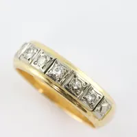 Ring med diamanter ca 5x0,03ct, stl  16 mm, bredd ca 5,3 mm, 18k Vikt: 4,8 g
