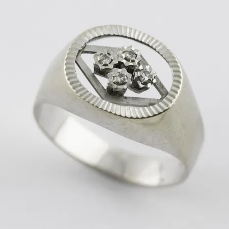 Ring med diamanter ca 4x0,01ct, stl 16¼ mm, bredd ca 3,4-11 mm, 18k vitguld Vikt: 3,6 g