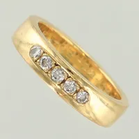 Ring med diamanter ca 5x0,04-0,05ct, totalt 0,24ctv enligt gravyr, stl 18½, bredd 5mm, repig, gravyr. 18K  Vikt: 8,8 g