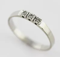 Ring  med diamanter ca 3x0,01ct, stl 17½ mm, bredd ca 2,25 mm, 18k vitguld Vikt: 1,8 g
