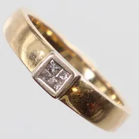 Ring, Ø16¼, diamanter 4 x ca 0,02ct prinsesslipade, bredd: 2,5-4,3mm, tvåfärgad, repig, GHA, 18K  Vikt: 3,7 g